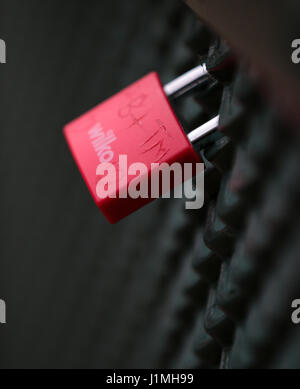 Amore blocca bloccato per un recinto su un fiume di Saltaire, West Yorkshire Foto Stock