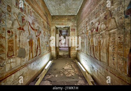 Pietra colorata rilievi scolpiti nella South Wing all'interno del tempio di Seti I , Abydos, Egitto, Africa Foto Stock