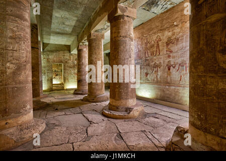 Pietra colorata rilievi scolpiti nella South Wing all'interno del tempio di Seti I , Abydos, Egitto, Africa Foto Stock