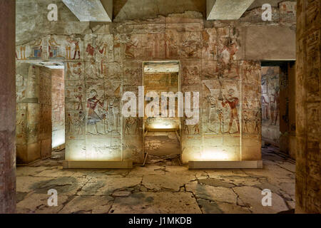 Pietra colorata rilievi scolpiti nella South Wing all'interno del tempio di Seti I , Abydos, Egitto, Africa Foto Stock