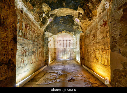 Pietra colorata rilievi scolpiti nei santuari dietro la seconda Hypostyle Hall all'interno del tempio di Seti I , Abydos, Egitto, Africa Foto Stock