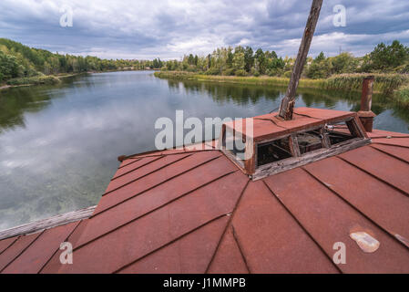 Naufragio barca su un Yanov backwaters nel pripjat città fantasma della centrale nucleare di Cernobyl la zona di alienazione intorno al reattore nucleare disastro, Ucraina Foto Stock