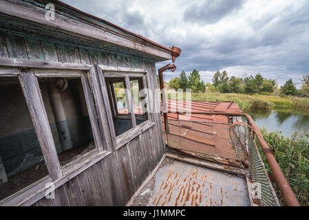 Su un ponte di barche di affondamento su un Yanov backwaters nel pripjat città fantasma della centrale nucleare di Cernobyl la zona di alienazione in Ucraina Foto Stock
