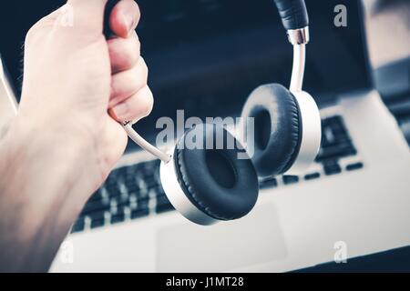 Cuffie Stereo Wireless e il computer portatile. Computer di ascolto musicale. Foto Stock