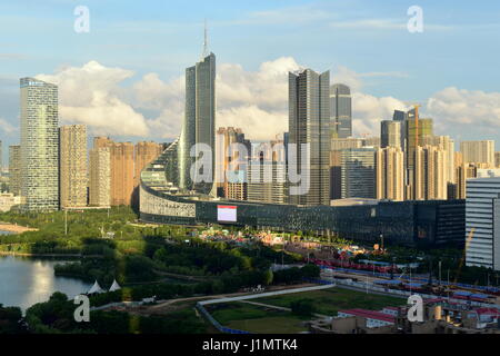 Cinese di secondo livello città di Hefei skyline, con grande crescita urbana e architettura moderna Foto Stock