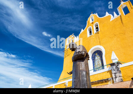 La statua di Papa Giovanni Paolo II nella parte anteriore del monastero in Izamal, Messico Foto Stock