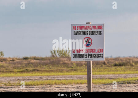 Cartelli di avvertimento in spagnolo su Galveston East Beach. Foto Stock