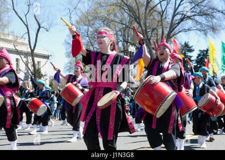 Taiko batteristi in parata - National Cherry Blossom Festival Washington DC, Stati Uniti d'America Foto Stock