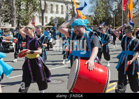 Taiko batteristi in parata - National Cherry Blossom Festival Washington DC, Stati Uniti d'America Foto Stock