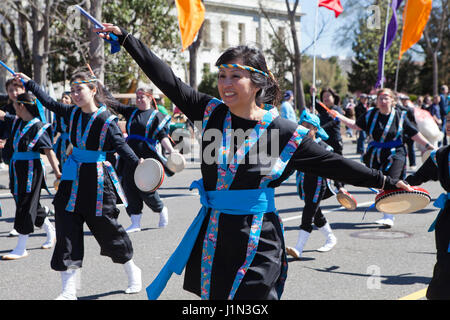 Taiko batteristi in parata - National Cherry Blossom Festival Washington DC, Stati Uniti d'America Foto Stock