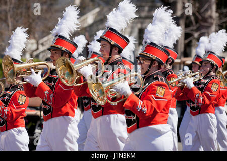 High school marching band cornet giocatori durante la street parade - USA Foto Stock