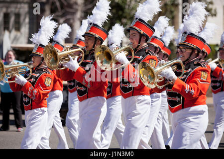 High school marching band cornet giocatori durante la street parade - USA Foto Stock