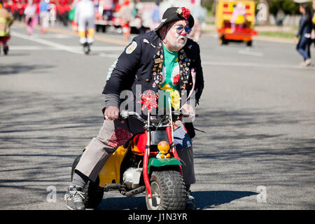 Clown riding bike durante la street parade - USA
