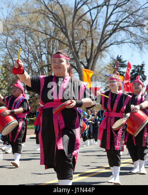 Taiko batteristi in parata - National Cherry Blossom Festival Washington DC, Stati Uniti d'America Foto Stock