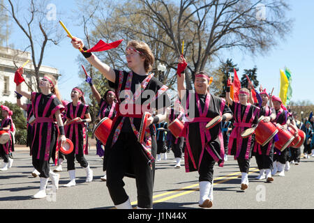 Taiko batteristi in parata - National Cherry Blossom Festival Washington DC, Stati Uniti d'America Foto Stock