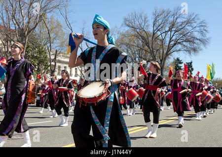 Taiko batteristi in parata - National Cherry Blossom Festival Washington DC, Stati Uniti d'America Foto Stock