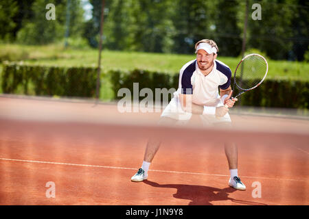 Tennista con racket in azione sul campo da tennis Foto Stock