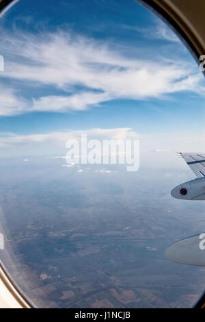 Vista di nuvole e ala da finestra aereo Foto Stock