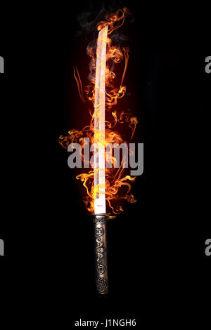 Spada giapponese in fiamme Foto Stock