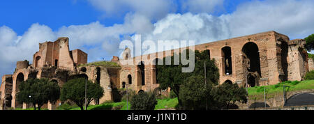 Palazzo Imperiale di antiche rovine alla sommità del colle Palatino in Roma, Vista panoramica con splendida nuvole Foto Stock