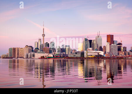 Panorama sullo skyline del centro cittadino di Toronto e dal sud-est. Foto Stock