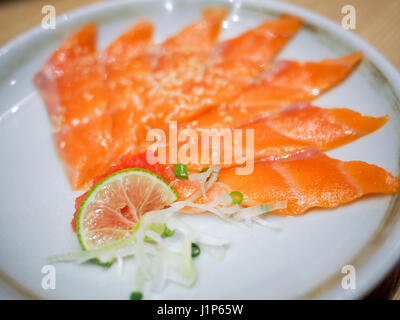 Fette di Salmone crudo con calce Foto Stock