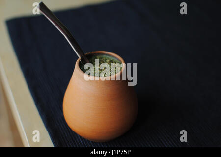 Yerba mate in calabash con bombilla. Foto Stock