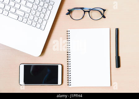 Gli accessori business sul desktop: notebook, agenda, penna stilografica, smartphone, bicchieri. Foto Stock