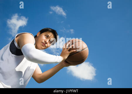 Un giovane di pallacanestro asiatica di tiro del giocatore di basket Foto Stock