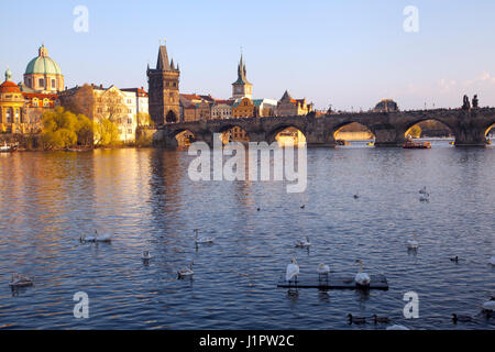 Il Charles Bridge visto sul fiume Moldava a Praga che guarda verso la città vecchia Foto Stock