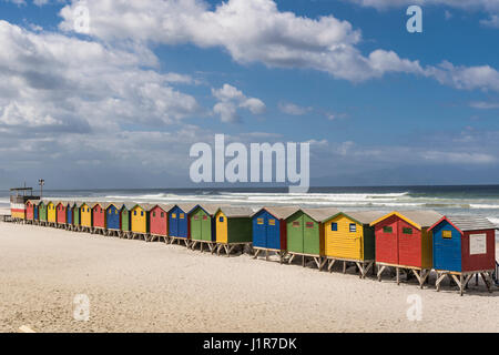 Spiaggia di colorate case con il cielo nuvoloso, Muizenberg, Western Cape, Sud Africa Foto Stock