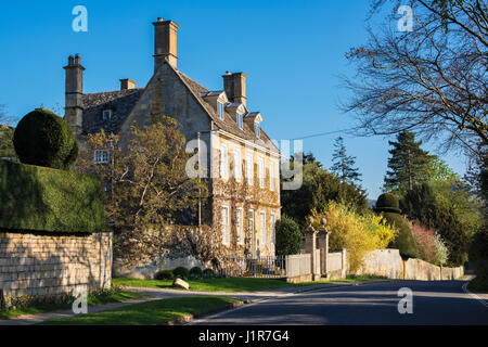 Cotswold stone house in primavera sera la luce del sole. Broadway, Cotswolds, Worcestershire, Inghilterra Foto Stock