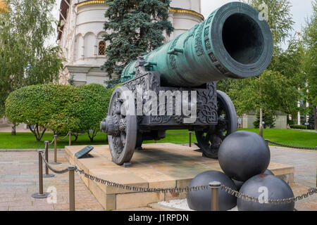 Vista del Tsar Cannon (Re) Cannon nel Cremlino di Mosca, Russia. Cremlino di Mosca è un popolare punto di riferimento turistico. UNESC Foto Stock