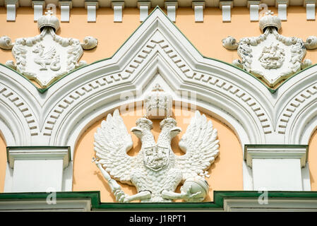 Un aquila a due teste - La Russia lo stemma sulla facciata del Gran Palazzo del Cremlino, il Cremlino di Mosca Mosca. Foto Stock