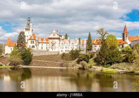 Il Castello Pruhonice di Praga con un grande parco si trova vicino a Praga, Repubblica Ceca Foto Stock