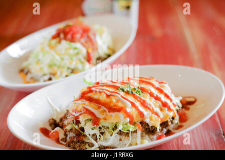 Okonomiyaki giapponese frittelle sul piatto bianco Foto Stock