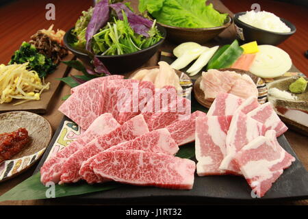 Freschi tagliati a fettine di manzo con verdure su tavole in cucina Foto Stock