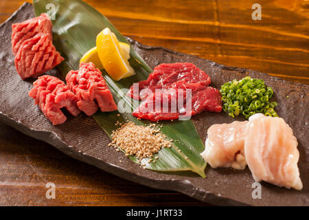 Crudo fresco carne rossa con il limone sul taglio della pietra board Foto Stock
