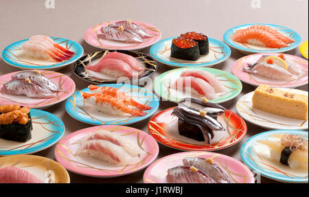 Pasto grande di shushi sashimi con gamberetti, salmone, tonno, calamari e makerel Foto Stock