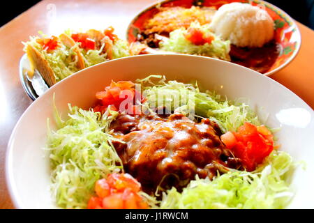 Zuppa di fagioli con verdure in vaso Foto Stock