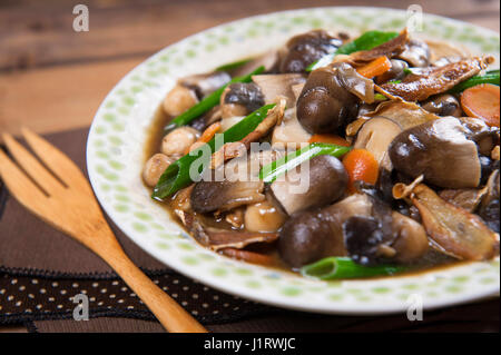 Funghi saltati con cipolla sul tavolo Foto Stock