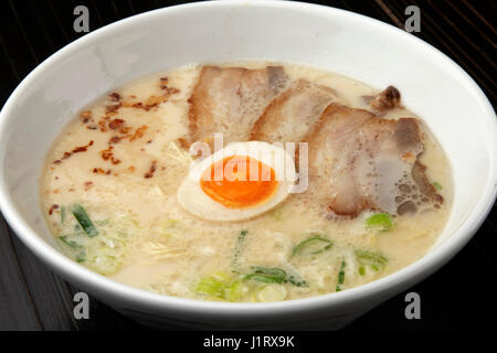 Ramen noodle con uova e carne di maiale Foto Stock