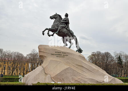 Monumento a Pietro 1 il cavaliere di bronzo in primavera Foto Stock
