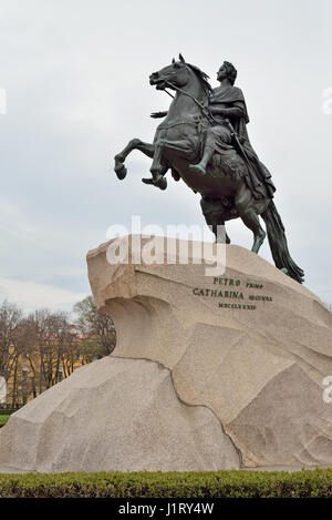 Monumento a Pietro 1 il cavaliere di bronzo in primavera Foto Stock