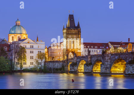 Il famoso Ponte Carlo al tramonto a Praga nella Repubblica Ceca Foto Stock