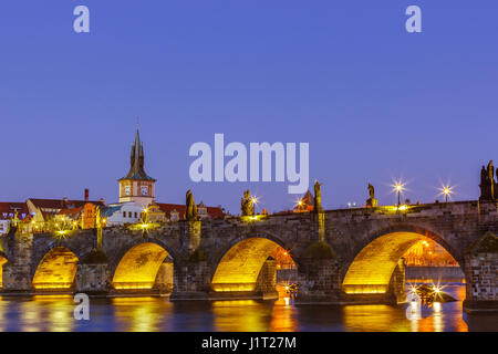 Il famoso Ponte Carlo al tramonto a Praga nella Repubblica Ceca Foto Stock