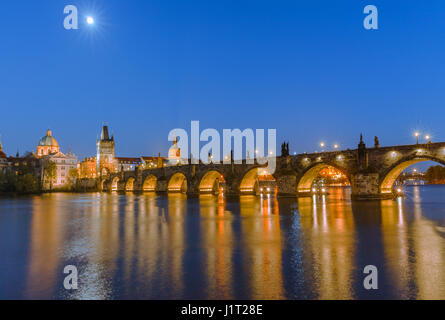 Il famoso Ponte Carlo al tramonto a Praga nella Repubblica Ceca Foto Stock