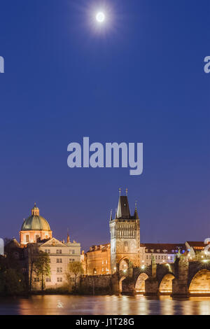 Il famoso Ponte Carlo al tramonto a Praga nella Repubblica Ceca Foto Stock