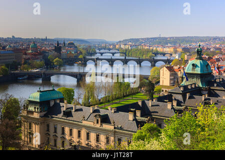 La vista dalla Letenske Sady sopra la città di Praga e il fiume Vitava nella Repubblica Ceca Foto Stock