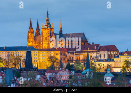 Visualizzazione classica del Castello di Praga. Presa al tramonto a Praga nella Repubblica Ceca Foto Stock